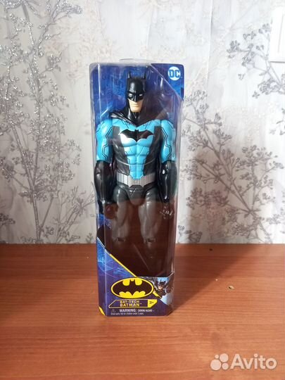 Новая фигурка Batman в синем костюме