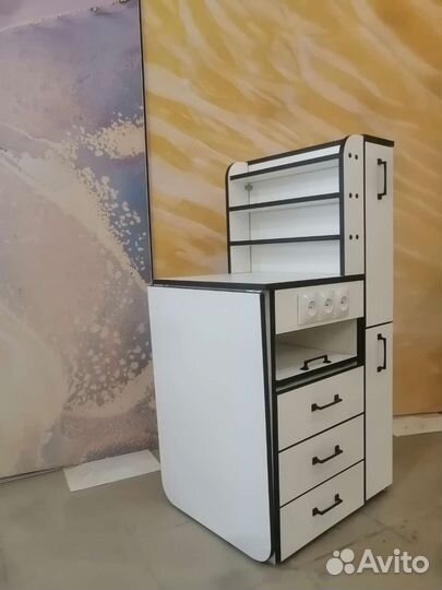 Маникюрный стол