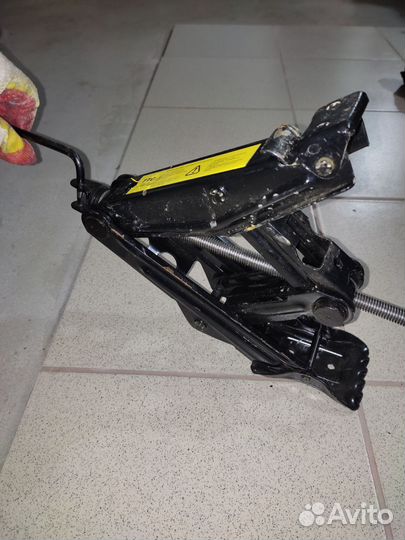 Домкрат автомобильный