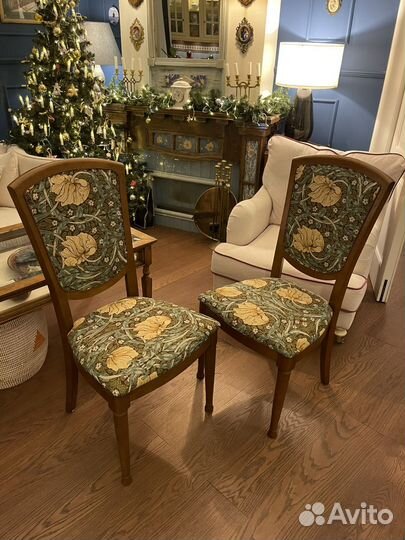 Два деревянных стула в гобелене Моррис