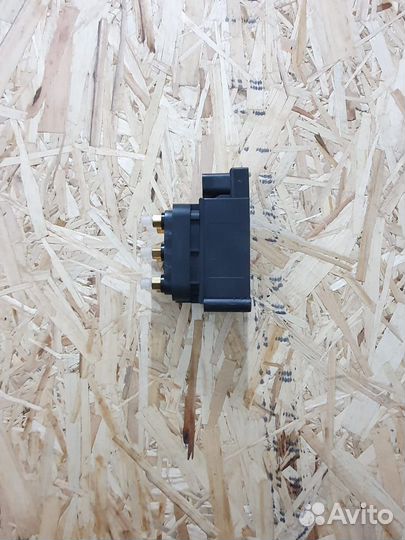 Блок клапанов пневмоподвески Mercedes W221