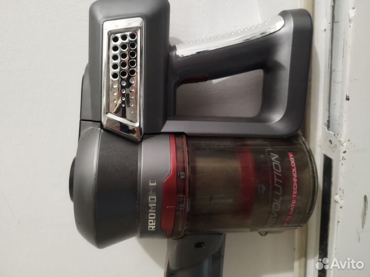 Вертикальный пылесос аккумуляторный Redmond