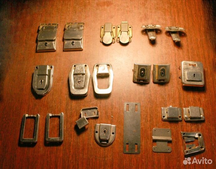 Фурнитура от чемоданов, ящиков, радиол, колонок