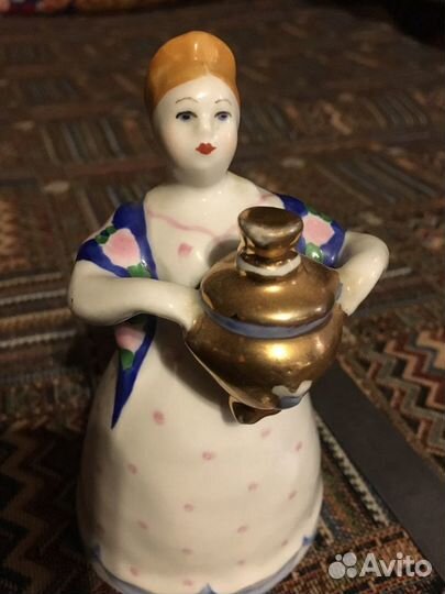 Статуэтка фарфоровая «женщина с самоваром»