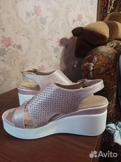 Продаю босоножки