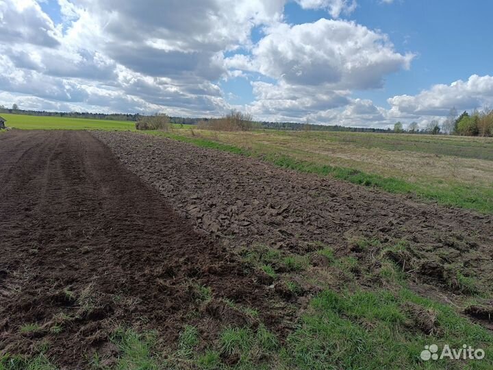 Вспашка земли трактором