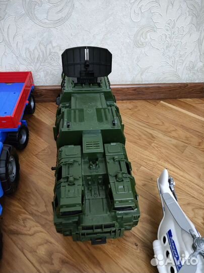 Синий трактор, с прицепом.еще разные машины