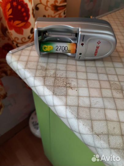 Зарядное устройство и два аккума 2700 емкость