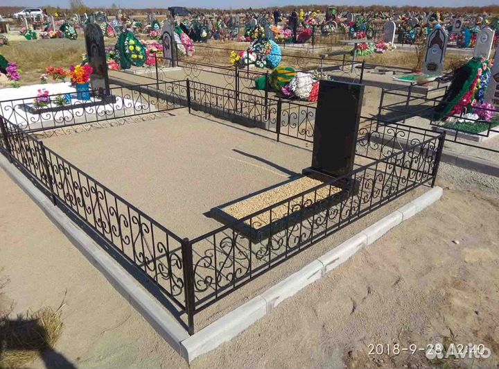 Установка бордюра на кладбище