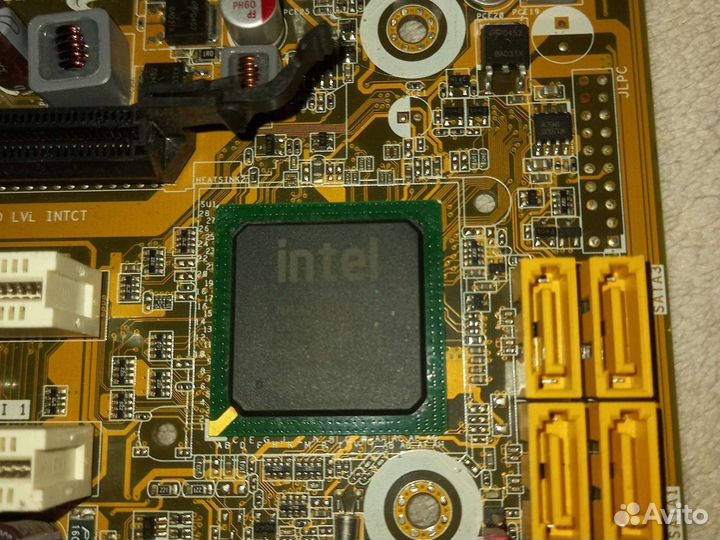 Материнская плата с процессором и памятью