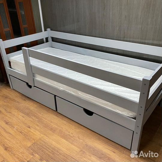 Детская кровать из натурального дерева