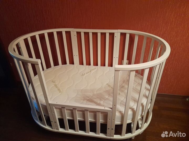 Детская кроватка с маятником