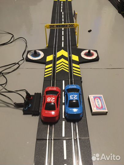 Гоночный трек с машинками на управлении