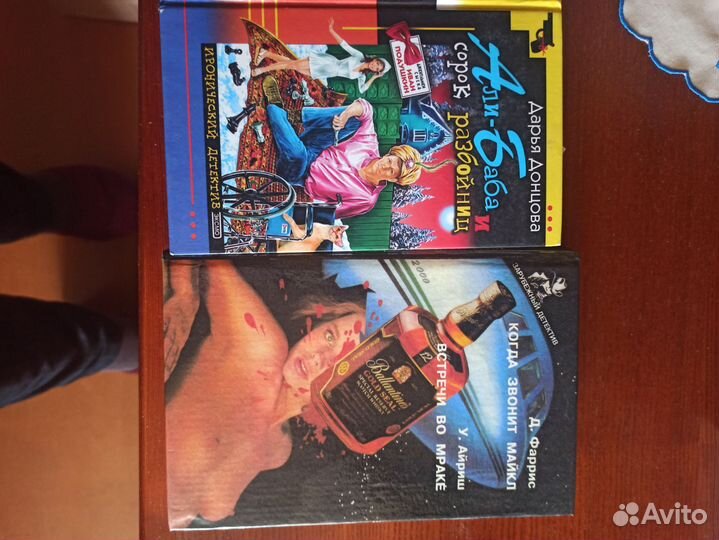 Книги много: детективы, кино -романы, ужастики