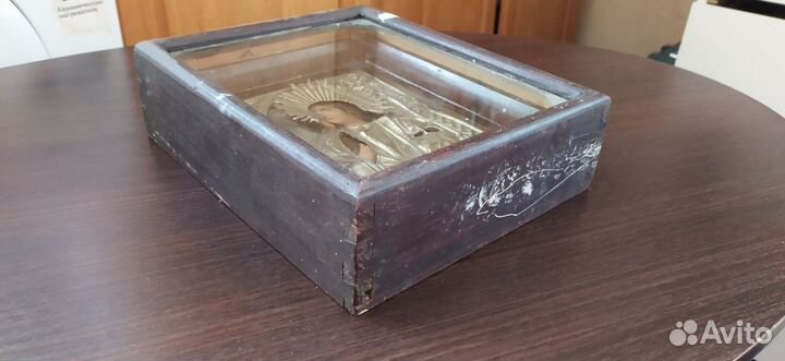 Икона Божией матери в киоте