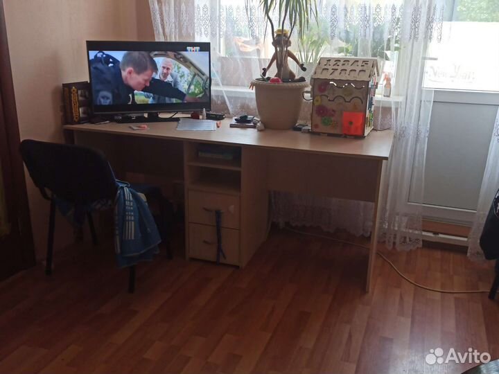 Детский письменный стол и стулья