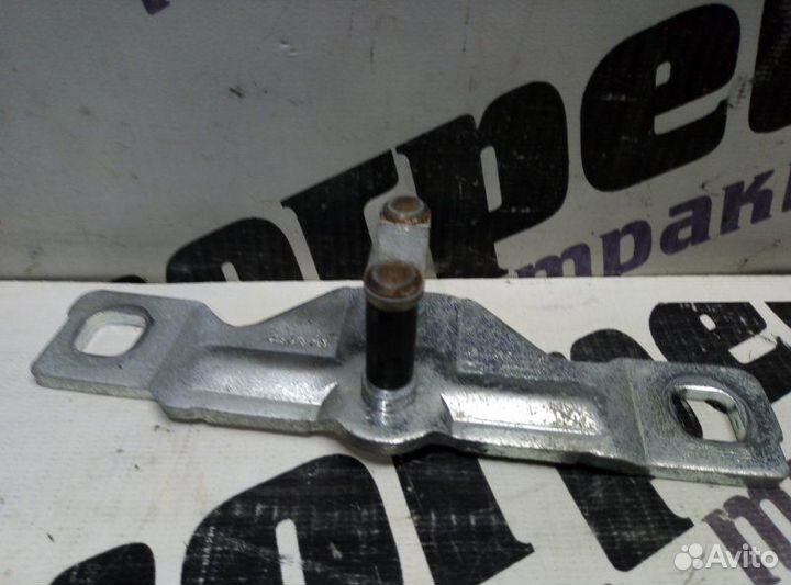 Петля замка крышки багажника Audi A4 B7 BWE