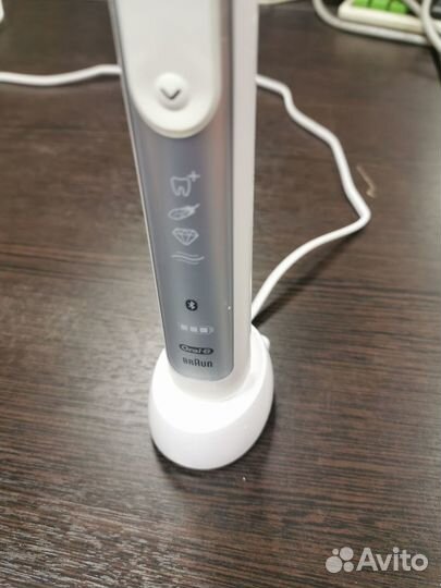 Электрическая зубная щётка Oral-B Genius 8000