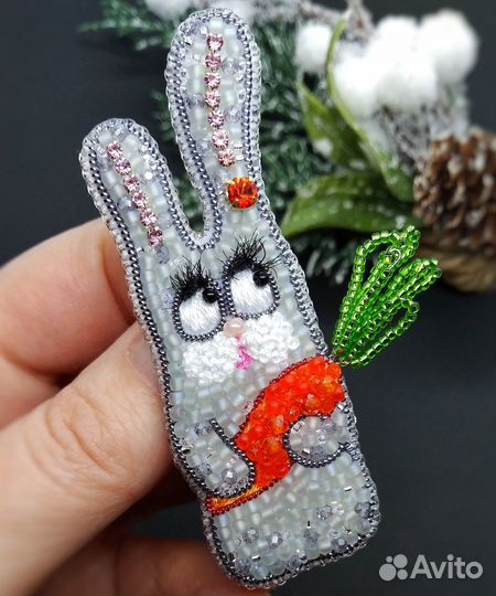 Брошь зайка ручной работы