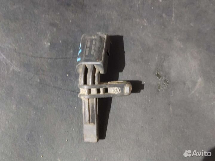 Датчик abs передний левый Skoda Octavia A5