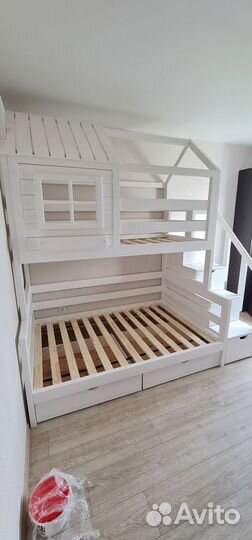 Двухъярусная кровать домик