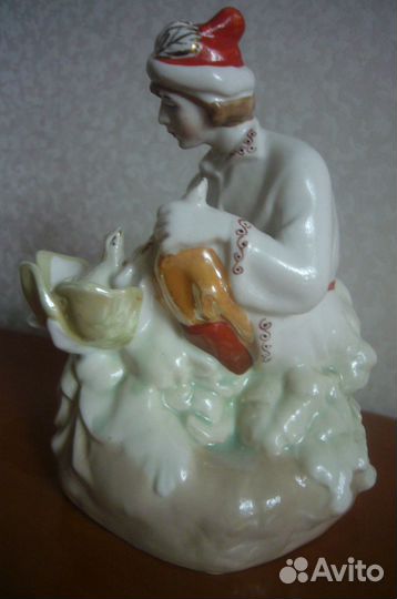 Фарфоровая статуэтка 