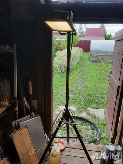 Прожектор на стойке