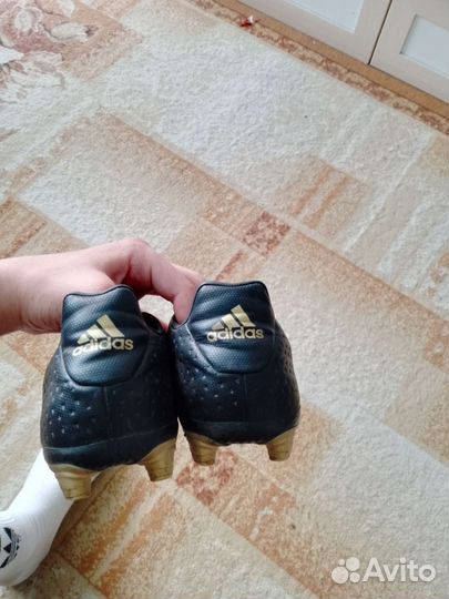 Футбольные бутсы adidas