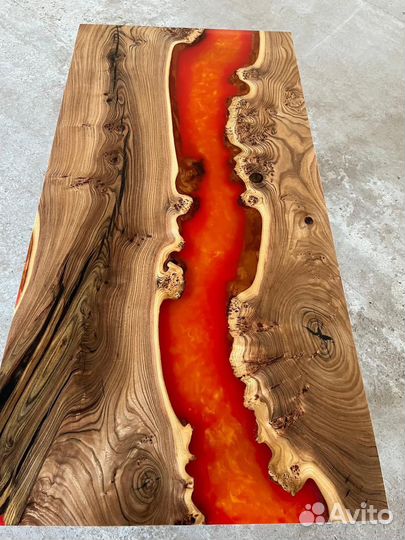 Стол из эпоксидной смолы река