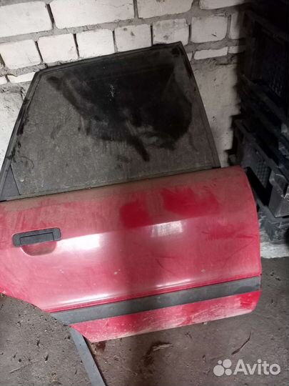 Задняя правая дверь на audi 80 в сборе