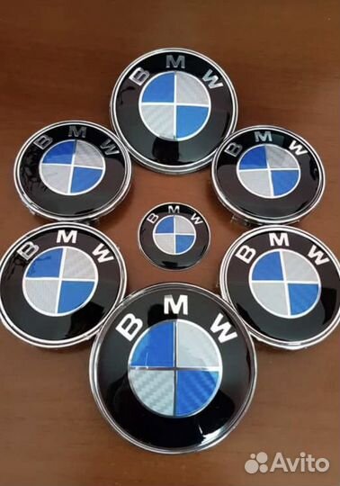 Значок BMW на капот