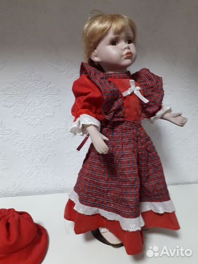 Кукла фарфоровая