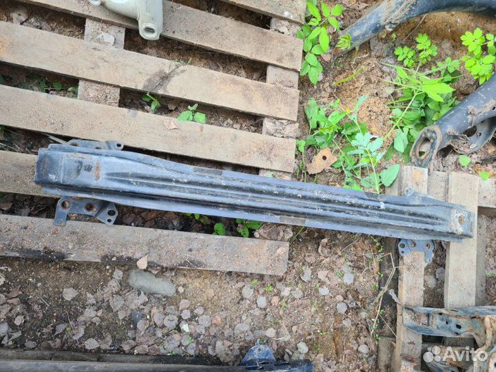 Усилитель бампера передний Volkswagen Touran 1