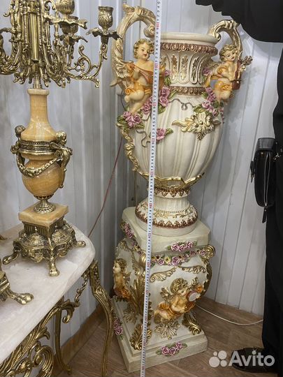 Подставка с вазой