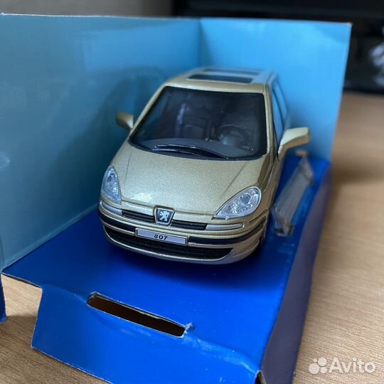 Модель автомобиля Peugeot 807 Cararama 1/43