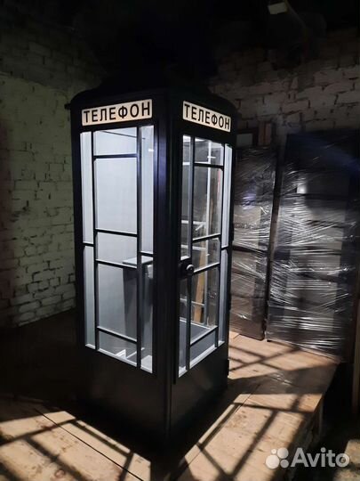 Телефонная будка СССР с надписью 