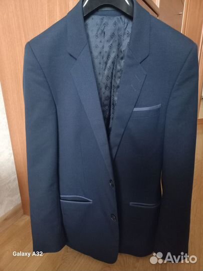 Продаю школьный костюм