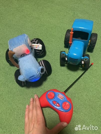 Два синих трактора