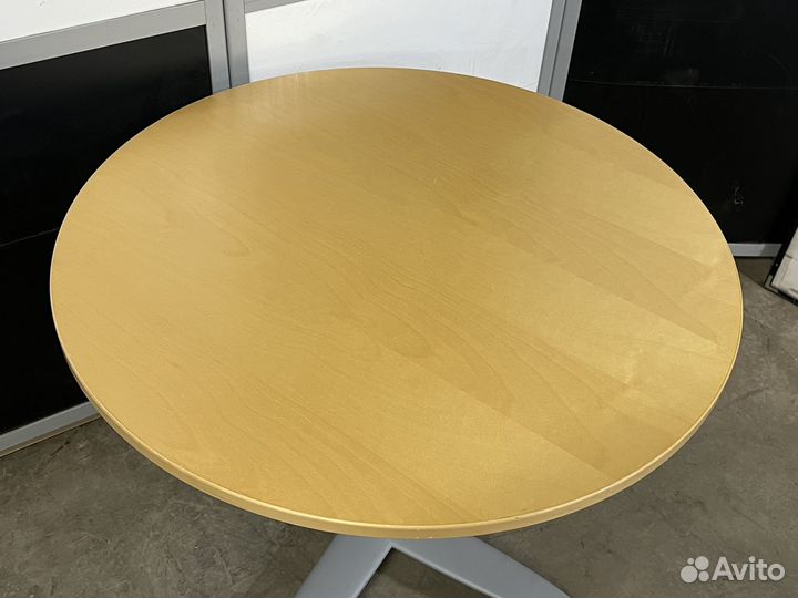 Стол круглый на колёсах с подъемным механизмом