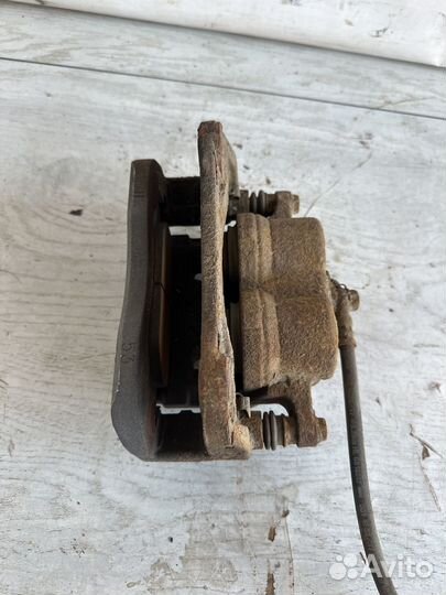 Lexus RX4 Суппорт передний правый 3.5 4WD