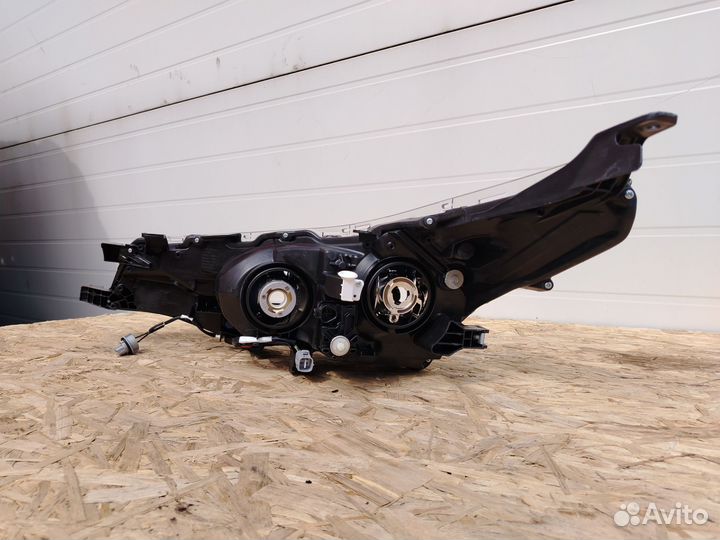 Фара передняя правая Toyota Corolla E180