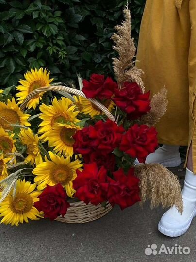 Подсолнухи и ажурные розы в корзине