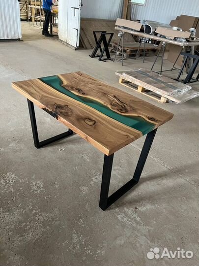Стол из эпоксидной смолы река