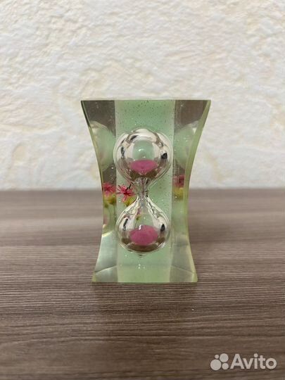 Песочные часы и статуэтки из разных стран