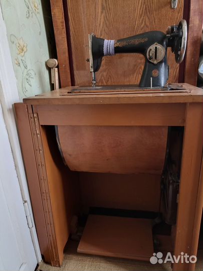 Продаю ножную швейную машинку
