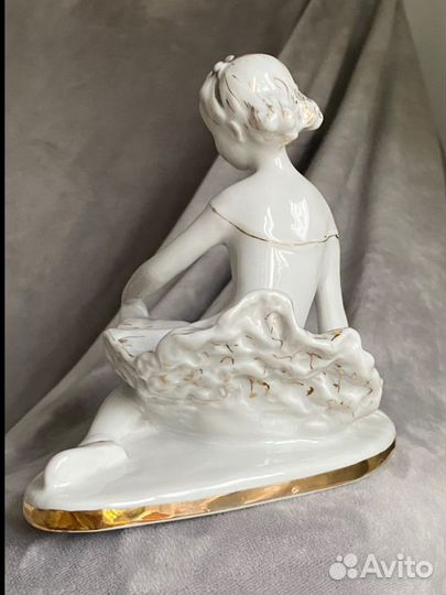 Фарфоровая Статуэтка