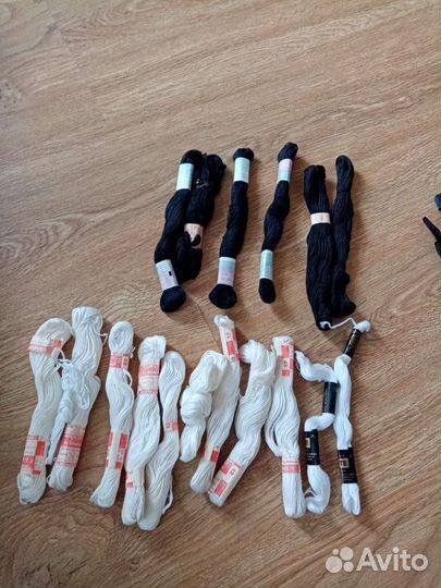 Нитки мулине, шерсть. Пяльцы и канва