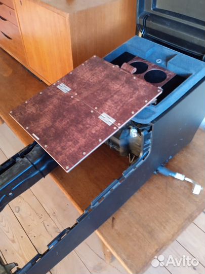 Столик в подлокотник Toyota Land Cruiser 200