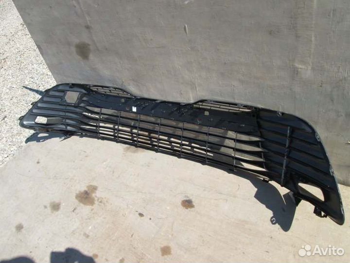 Решетка радиатора Toyota Camry axva70