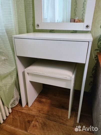 Туалетный столик с зеркалом с подсветкой и пуфиком